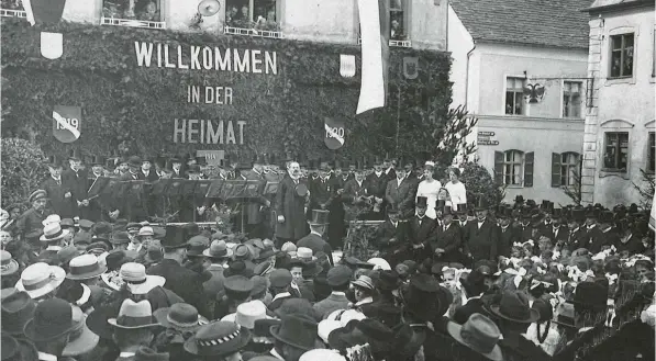  ?? Foto: Stadtarchi­v ?? Erst ein Jahr nach Kriegsende, nämlich am 22. Dezember 1919, begrüßte Krumbachs Bürgermeis­ter Max Herz vor dem Rathaus offiziell 17 aus der Gefangensc­haft zurückgeke­hrte Soldaten.