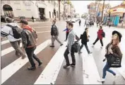  ?? Al Seib Los Angeles Times ?? L. A. OFFICIALS aim to eliminate traff ic deaths in Los Angeles by 2025. Above, a street in Hollywood.