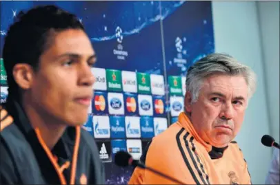  ??  ?? Varane y Ancelotti, en una rueda de prensa de la Champions en 2014.