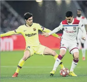  ?? FOTO: PERE PUNTÍ ?? Houssem Aouar, aquí marcado por Sergi Roberto, rozó el gol en el minuto 5