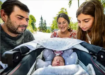  ?? ?? Fabien Mivielle le papa, Esther Chauvet la maman, Lilou la grande soeur et au milieu la petite Chiara.