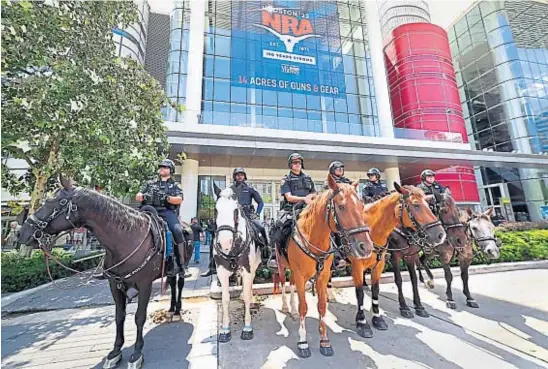  ?? AP ?? PREVENCIÓN. Policías montados de Houston, Texas, controlan el ingreso al centro de convencion­es donde delibera desde ayer la Asociación Nacional del Rifle de EE.UU.