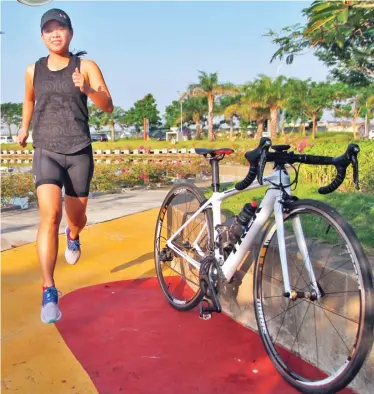  ?? HANUNG HAMBARA/JAWA POS ?? DISIPLIN: Triathlete Surabaya Nadia Soewandito di Grand Island, Pakuwon City, Surabaya, Sabtu (28/4).
