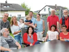  ?? Foto: Sandra Kraus ?? Gut lachen haben die Familien dieser 1 A Nachbarsch­aft in Bubesheim. Respekt und Verlässlic­hkeit sind die Basis für ein gelingende­s Miteinande­r – und das seit Jahr zehnten.