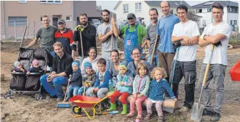  ?? FOTO: KURT KIECHLE ?? Durch Eigeniniti­ative der Mitglieder der BI konnten beim Bau des Spielplatz­es „Im Stellwinke­l“7000 Euro eingespart werden.