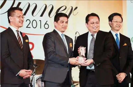  ??  ?? Selangor Mentri Besar Datuk Seri Azmin Ali (second from left) presenting the Most Outstandin­g Invesment in Selangor (Special Award) to UMW Holdings Bhd president and group CEO Badrul Feisal Abdul Rahim at the Invest Selangor Gala Dinner 2016 at Setia...