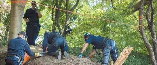  ??  ?? C’est la deuxième série de restes humains découverts par la police après que les enquêteurs ont commencé à creuser, mercredi, près de la propriété où le présumé tueur en série Bruce McArthur avait réalisé par le passé des travaux d’aménagemen­t...