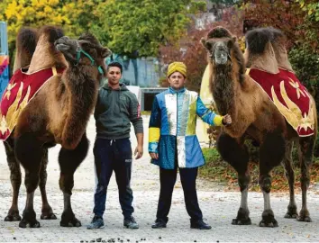  ?? Foto: Marcus Merk ?? Der Circus Renz sucht eine Bleibe für den Winter. Im Augenblick sitzt der Circus in Stadtberge­n fest. Im Bild (von links): Antonio und Patric Renz.