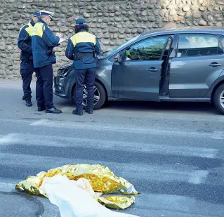  ??  ?? Tragedia I rilievi della polizia municipale e, in alto. Sergio Cozzi, la vittima (Foto Sartori)