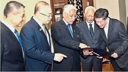  ??  ?? Great milestone: Idris (centre) showing the approval letter to Ooi (second from right) and Penang Han Chiang Associated Chinese Schools Associatio­n adviser Tan Sri Tan Kok Ping. Looking on are (from left) Penang MCA chairman Datuk Tan Teik Cheng and Dr Wee.