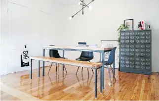  ??  ?? Wood and metal combine in this sleek, contempora­ry table and bench from Élément de base.