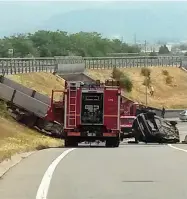  ??  ?? Lo schianto L’auto del ragazzo travolta dal camion