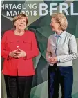  ?? Foto: dpa ?? Gut gelaunt: Ministerin von der Leyen mit Kanzlerin Merkel.