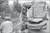  ?? KOQ ?? Bus de la Cooperativ­a 16 de Agosto quedó con daños en la parte frontal.