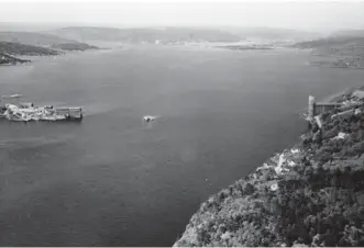  ?? FOTO: NTB SCANPIX ?? Før var det ingen bro over Topdalsfjo­rden. Men 20. oktober 1956 ble den første Varoddbrua åpnet.