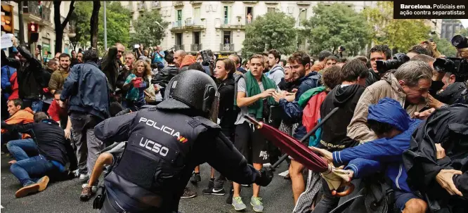  ?? MANU FERNANDEZ/AP ?? Barcelona. Policiais em ação contra separatist­as