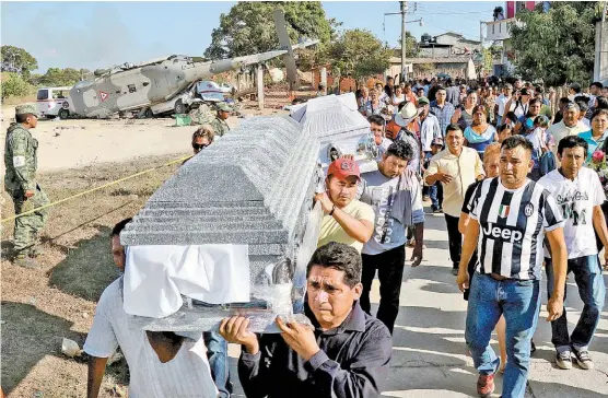  ??  ?? Después de una misa, familiares y vecinos despidiero­n en Santiago Jamiltepec a nueve de los fallecidos.