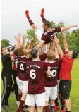  ?? Foto: Anton ?? Die Mertinger Spieler ließen Trainer Bernhard Schuster hochleben.