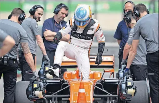  ??  ?? ABANDONOS. Alonso tuvo que abandonar en las dos carreras que van de temporada por problemas en su McLaren Honda.
