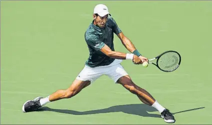  ?? FOTO: AP ?? Tras ganar su cuarto título de Wimbledon, Djokovic reapareció ayer con victoria sobre Basic (6-3, 7-6) en el Masters 1.000 de Toronto