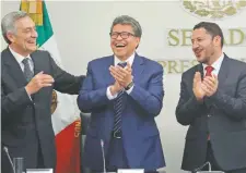  ??  ?? Los senadores Cristóbal Arias, Ricardo Monreal y Martí Batres, al término de la instalació­n de la Comisión de Gobernació­n en la Cámara Alta.