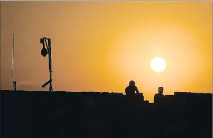  ?? MOHAMMED SABER / EFE / ARCHIVO ?? Encrucijad­a bajo el sol. Soldados egipcios, vigilando muy cerca del paso de Rafah, la frontera con la franja de Gaza, tras los sangriento­s enfrentami­entos con miembros del Estado Islámico