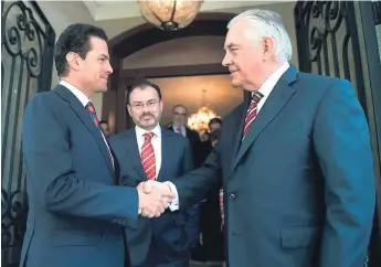  ?? AFP ?? VISITA. El presidente mexicano, Enrique Peña Nieto, saluda a Rex Tillerson.