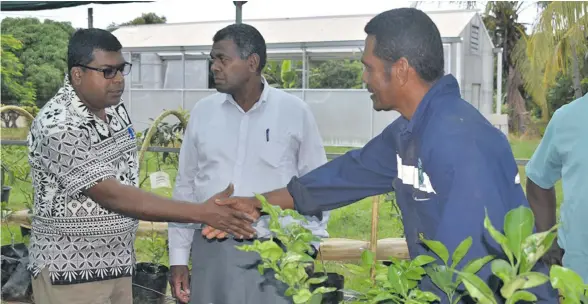  ?? Photo: ?? Minister for Agricultur­e, Rural and Maritime Developmen­t, Waterways and Environmen­t, Mahendra Reddy (left) meets workers at the Seaqaqa Research Station.
