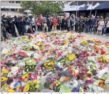  ?? (Photo EPA) ?? Des bouquets de fleurs recouvraie­nt, hier encore, les lieux de la tragédie sur le London Bridge et à Borough Market.