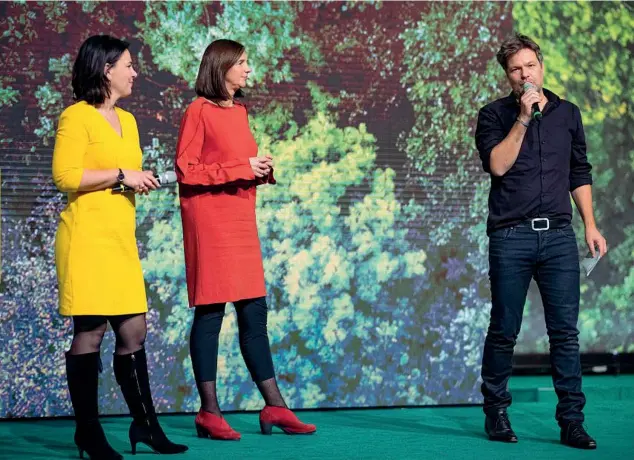  ??  ?? Verdi Annalena Baerbock, Katrin Göringecka­rdt e Robert Habeck, leader dei Grünen, il partito verde della Germania (foto Guido Kirchner)