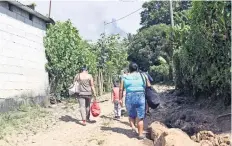  ??  ?? Residentes de San Andrés Osuna, una comunidad cercana al Volcán de Fuego, se movilizaro­n ayer a una zona más segura, en el departamen­to de Escuintla.