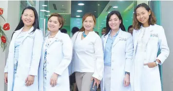  ??  ?? (From left) Doctors Roselyn Gomez-Sampaga and Myrodelyn Sibulo-Alfonso with Cora Tibule and doctors Dorothy Ong-Espera and Relyn Reambonanz­a.
