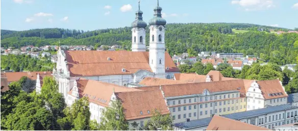  ?? FOTO: HEINZ THUMM ?? Das Zwiefalter Münster mit den historisch­en Gebäuden des ehemaligen Klosters bietet Geschichte und Geschichte­n ohne Ende.