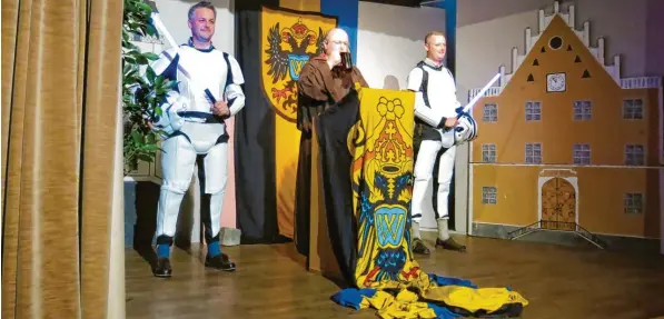 ?? Fotos: Matthias Link ?? Jürgen Lechner war der neue Prediger der EBD beim Starkbiera­nstich in Auchseshei­m. Heuer waren Star-Wars-Krieger mit dabei beim Ritt durch die Galaxie Donau-Ries.