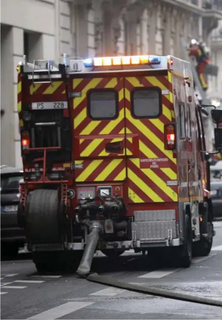  ??  ?? BAKERI: Brannmanns­kaper i arbeid ved et bakeri i Paris som ble rammet av en gasseksplo­sjon lørdag morgen.