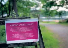  ??  ?? Närsbo samfälligh­etsförenin­g informerar om skötselreg­ler på platsen.