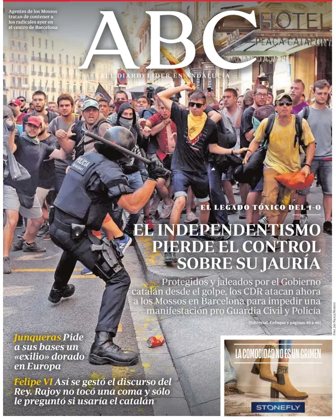  ??  ?? Agentes de los Mossos tratan de contener a los radicales ayer en el centro de Barcelona