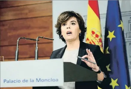  ?? DANI DUCH ?? La vicepresid­enta Soraya Sáenz de Santamaría explicó ayer en la Moncloa la posición del Gobierno