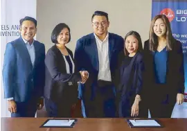  ??  ?? SMHCC VP-Marketing Neil Rumbaoa, SMHCC executive vice president Peggy Angeles, AirAsia BIG chief commercial officer Victor Kaw, AirAsia BIG head of commercial – Philippine­s Monica San Juan and AirAsia commercial manager Dana Tan during the contract...