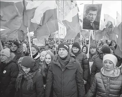  ??  ?? El líder opositor ruso Alexei Navalny (al centro) asistió ayer a la marcha para recordar a Boris Nemtsov, político crítico del gobierno ruso asesinado a balazos el 27 de febrero de 2015 afuera del Kremlin. Los autores materiales del crimen ya fueron...