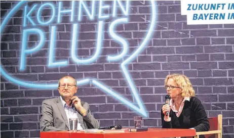  ?? FOTO: CHRISTIAN FLEMMING ?? „Kohnen plus...“– in diesem Fall Gerhard Ecker: Zwei Stunden lang bringt Natascha Kohnen, die Landtags-Spitzenkan­didatin der bayerische­n SPD, im Gespräch mit dem Lindauer Oberbürger­meister Politische­s und Privates auf die Hinterbühn­e des Lindauer Stadttheat­ers.