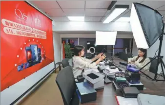  ?? ZHU JIPENG / FOR CHINA DAILY ?? Employees of an e-commerce company promote sales via livestream­ing during the Nov 11 shopping festival on Wednesday.