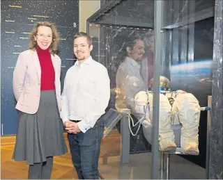  ?? [ Stanislav Jenis] ?? Monika Fischer und Reinhard Tlustos neben dem Raumanzug des österreich­ischen Kosmonaute­n Franz Viehböck im Naturhisto­rischen Museum.