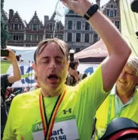  ?? © Joris Herregods ?? Bart De Wever hoopte voor zijn tweede marathon onder de vier uur te duiken, maar door de hitte werd het toch 21 minuten meer.