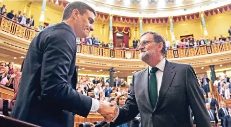  ?? FOTO: DPA ?? Der Vorgänger gratuliert als Erster: Mariano Rajoy (r.) mit dem neuen spanischen Ministerpr­äsidenten Pedro Sánchez.