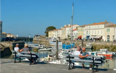  ??  ?? En retrait des terrasses des cafés, toujours très animées, un simple banc suffit pour profiter de la beauté du port de Saint-martin.