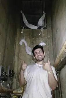  ?? SALVATORE P. CIULLA VIA THE ASSOCIATED PRESS ?? Escapee Adam Hossein Nayeri gives a thumbs-up after crawling through a metal screen on a wall to reach plumbing shafts within the jail walls.