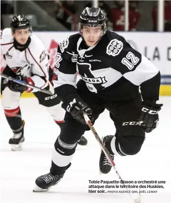  ?? PHOTO AGENCE QMI, JOËL LEMAY ?? Tobie Paquette-Bisson a orchestré une attaque dans le territoire des Huskies, hier soir..