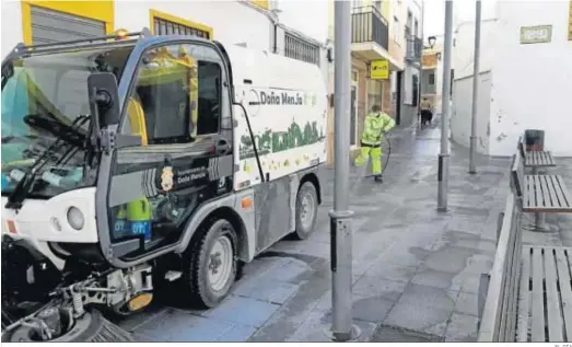  ?? EL DÍA ?? Desinfecci­ón de espacios públicos en Doña Mencía.