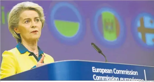  ?? OLIVIER HOSLET / EFE ?? La presidenta de la CE, Ursula von der Leyen, ofrece ayer una comparecen­cia para hablar de la posible adhesión de Ucrania, Moldavia y Georgia en la UE.